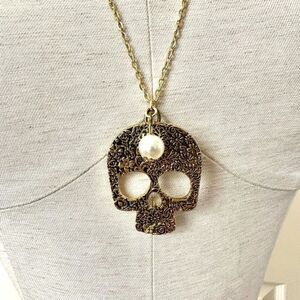 Gold tone skull faux pearl pendant necklace